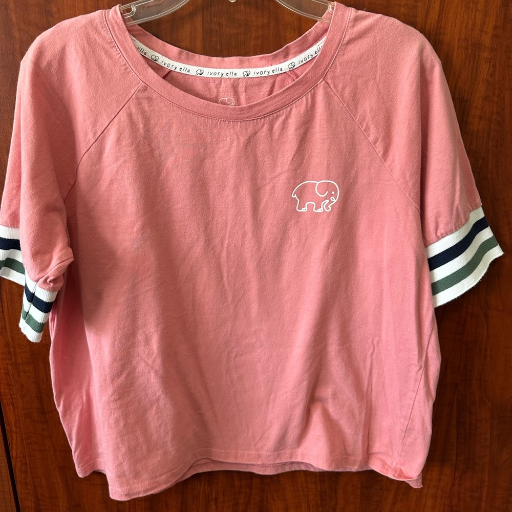 Ivory Ella Women’s Pink Short Sleeve Crop Tee with Elephant Logo. Rare design